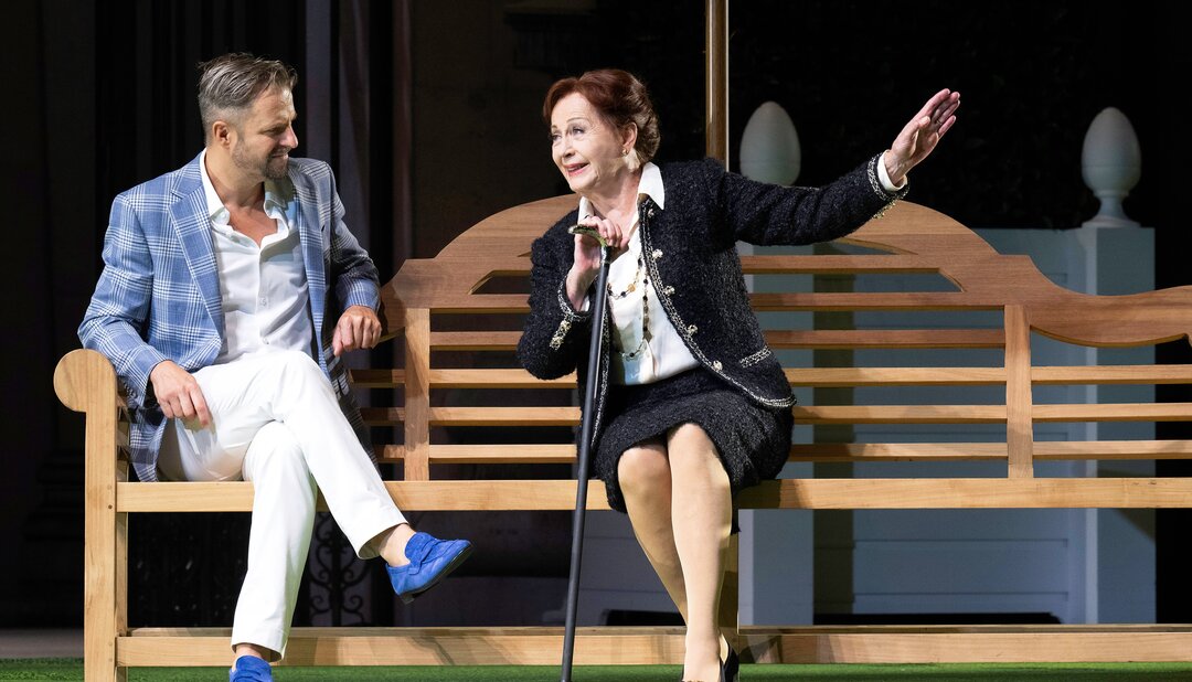 Jedermann 2024: Philipp Hochmair (Jedermann), Andrea Jonasson (Jedermanns Mutter) | © Salzburger Festspiele / Monika Rittershaus