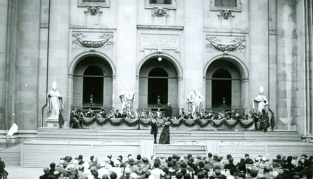 Everyman infront of the Salzburg Cathedral, 1920 | © Salzburger Festspiele/Foto Ellinger