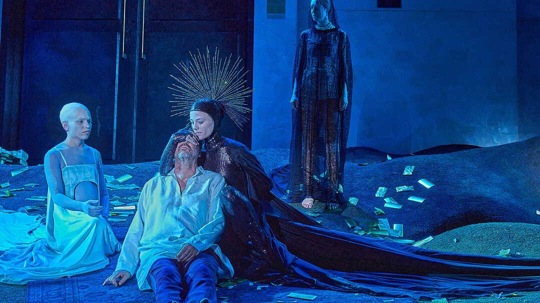 Jedermann 2023: Anja Plaschg (Glaube), Michael Maertens (Jedermann), Valerie Pachner (Tod), Therese Troyer (Werke-Ensemble) | © Salzburger Festspiele / Matthias Horn