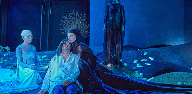 Jedermann 2023: Anja Plaschg (Faith), Michael Maertens (Everyman), Valerie Pachner (Death), Therese Troyer (Member of the Deeds-Ensemble) | © Salzburger Festspiele / Matthias Horn