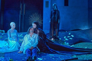 Jedermann 2023: Anja Plaschg (Glaube), Michael Maertens (Jedermann), Valerie Pachner (Tod), Therese Troyer (Werke-Ensemble) | © Salzburger Festspiele / Matthias Horn