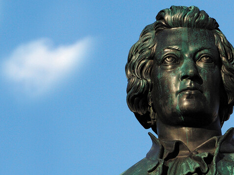 Mozart statue on the Mozart square in Salzburg | © Tourismus Salzburg