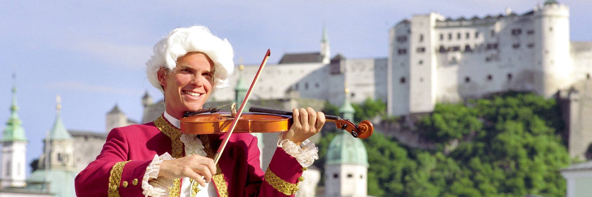 Mozart infront of the fortress Hohensalzburg | © Tourismus Salzburg