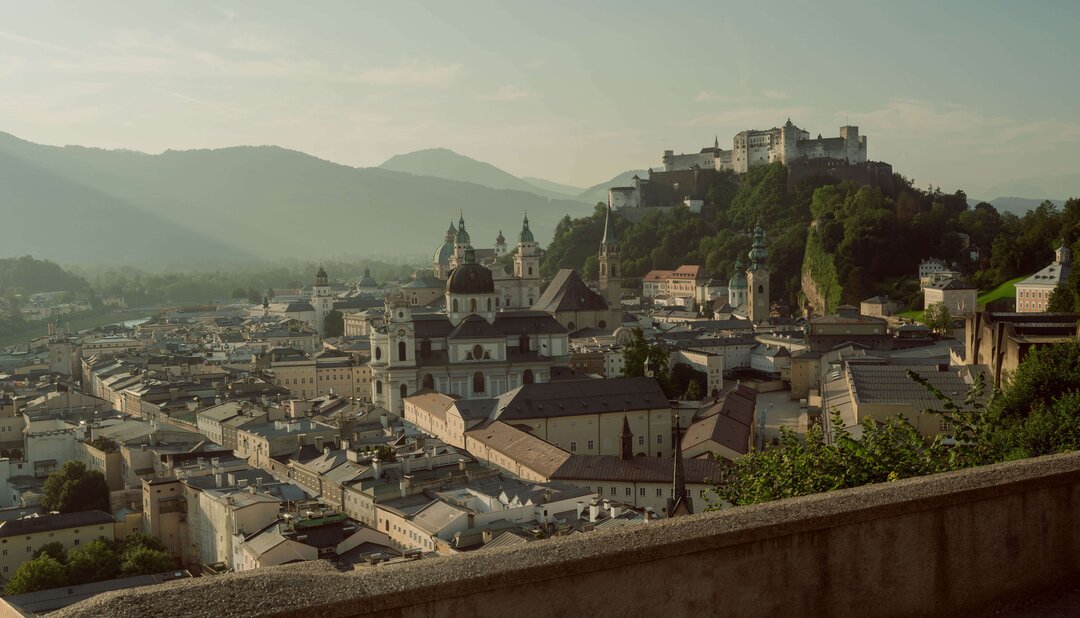 Sound-of-Music location with an unrivalled view: the Mönchsberg terrace in Salzburg | © Tourismus Salzburg / P. Langwallner