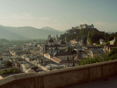 Sound-of-Music location with an unrivalled view: the Mönchsberg terrace in Salzburg | © Tourismus Salzburg / P. Langwallner