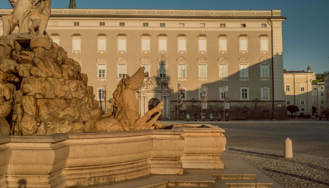 The Residenzbrunnen fountain in Salzburg's old town is a famous filming location from the film The Sound of Music. | © Tourismus Salzburg / P. Langwallner