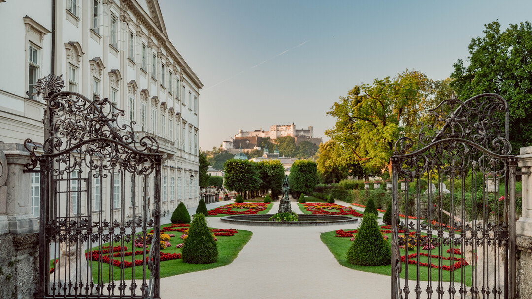 Mirabell Gardens with a view of Hohensalzburg Fortress | © Tourismus Salzburg