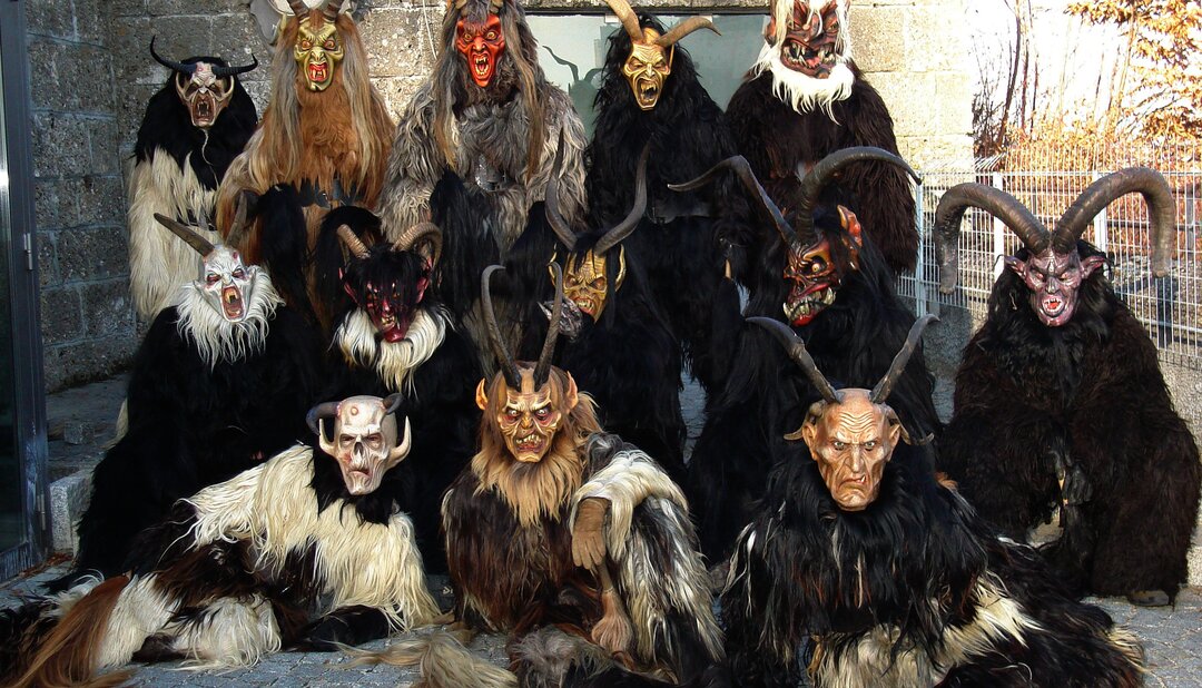 Barmstoana Perchten Hallein Krampus group | © Silke Leitner