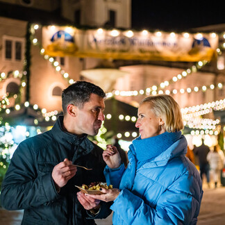 Couple at Salzburg Christkindlmarkt | © Tourismus Salzburg