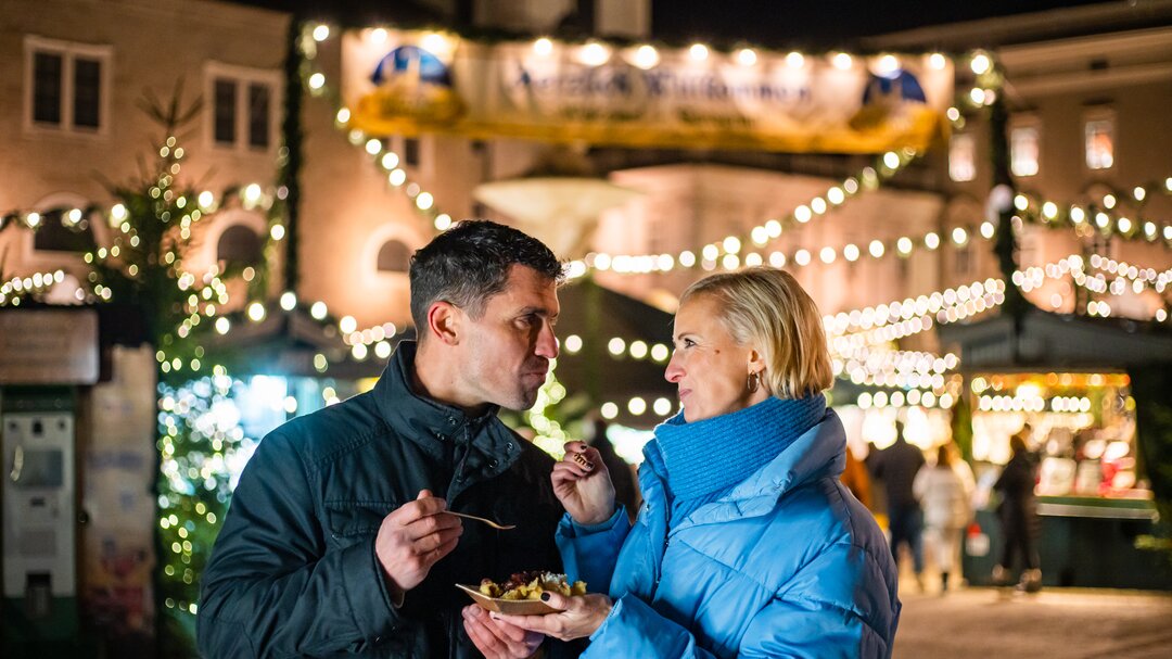 Couple at Salzburg Christkindlmarkt | © Tourismus Salzburg