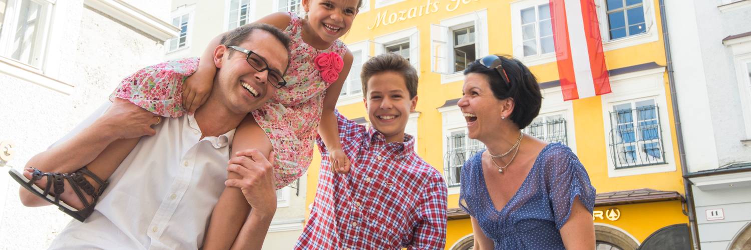 Familie vor Mozarts Geburtshaus in der Getreidegasse in Salzburg | © Tourismus Salzburg