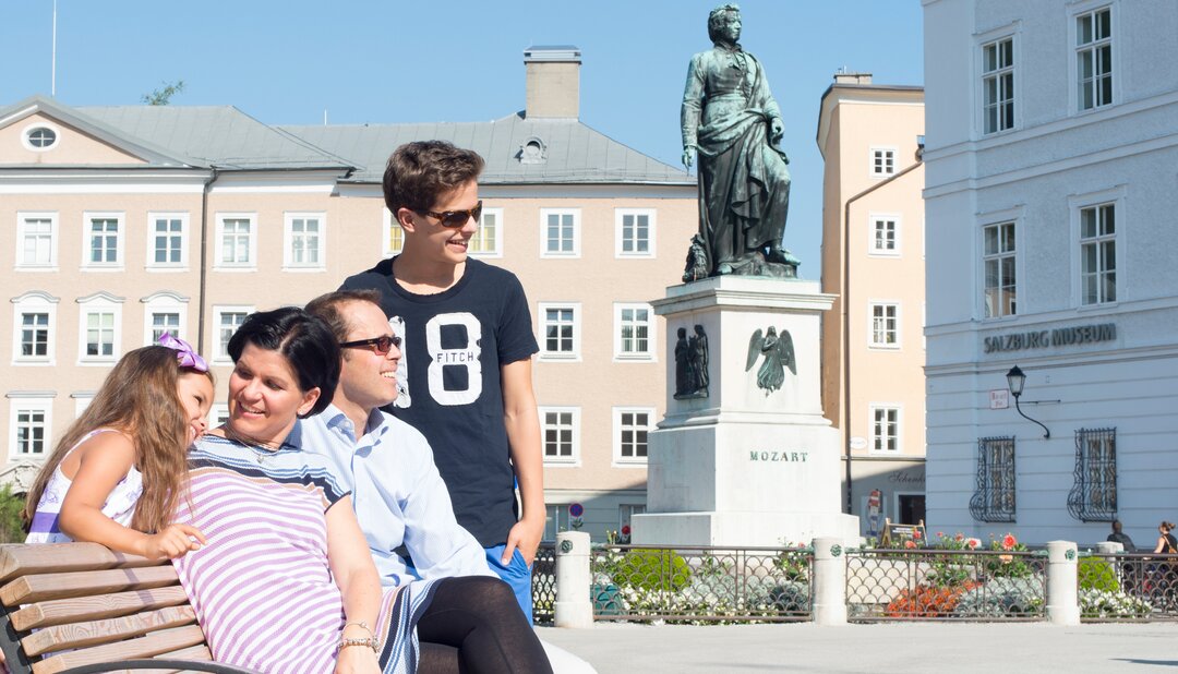 Family at Mozartplatz in Salzburg | © Tourismus Salzburg