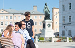 Family at Mozartplatz in Salzburg | © Tourismus Salzburg