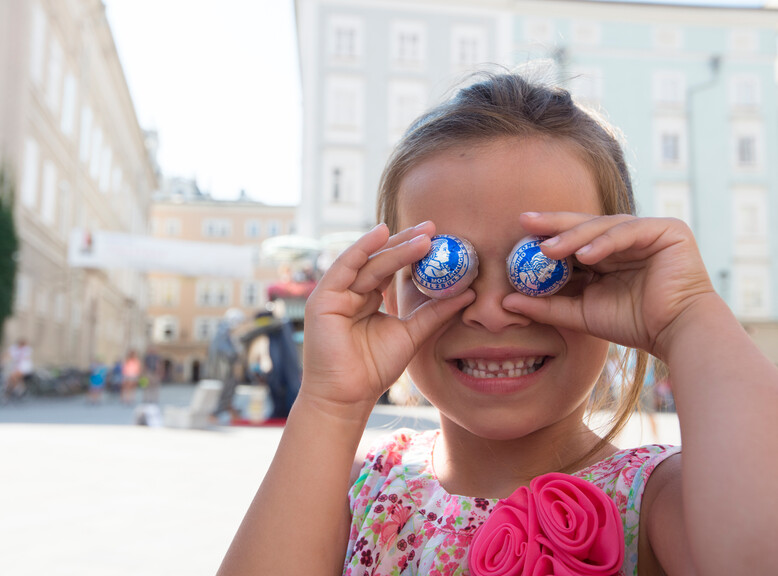 Girl with the original Mozart Balls from Fürst in Salzburg | © Tourismus Salzburg