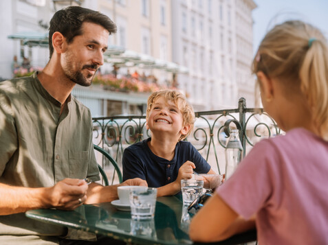 Family eating ice cream at Tomaselli Kiosk | © TSG Tourismus Salzburg GmbH / M. Kohlmayr