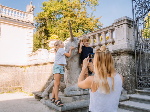 Family sitting with the unicorn at Mirabell Gardens | © Tourismus Salzburg / M.Kohlmayr