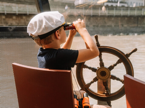 Family on Salzburg Stadt Schifffahrt | © Tourismus Salzburg / M. Kohlmayr