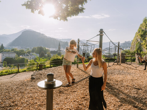 Family at the Müllner Schanze playground | © Tourismus Salzburg GmbH