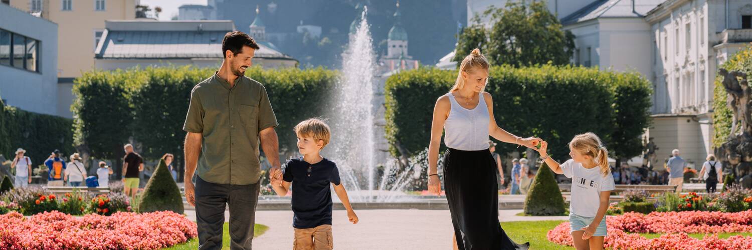Family at the Mirabell Gardens | © Tourismus Salzburg / M. Kohlmayr
