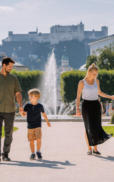 Familie im Mirabellgarten | © Tourismus Salzburg / M. Kohlmayr