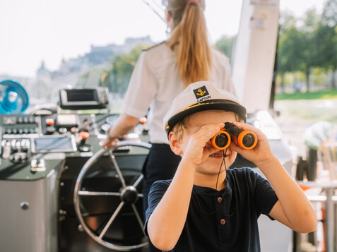 Boy as captain of the Salzburg Stadt Schifffahrt | © Tourismus Salzburg / M. Kohlmayr