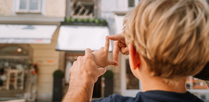 Boy in front of Salzburg's smallest house | © Tourismus Salzburg GmbH