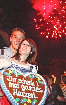 Couple at the Rupertikirtag Fair with Fireworks | © TV Salzburger Altstadt / Wildbild