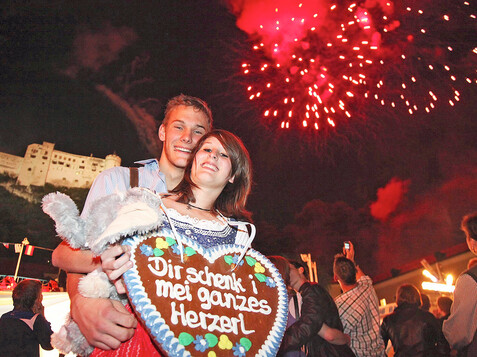 Couple at the Rupertikirtag Fair with Fireworks | © TV Salzburger Altstadt / Wildbild