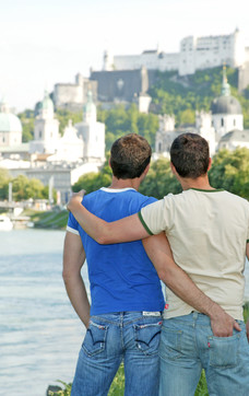 Couple at the Salzach | © Tourismus Salzburg GmbH / Susi Graf