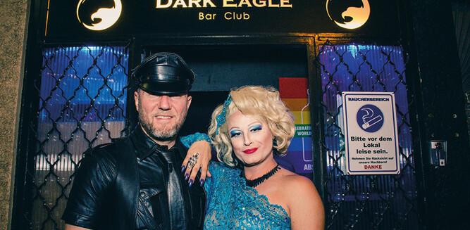 Gernot (Mr. Leather Austria 2016) and drag queen Gigi LaPajette in front of the Dark Eagle Salzburg | © HOSI Salzburg/Deborah Dominguez