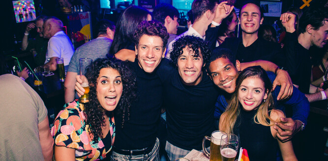 People in a Bar | © ©HOSI Salzburg/Deborah Dominguez