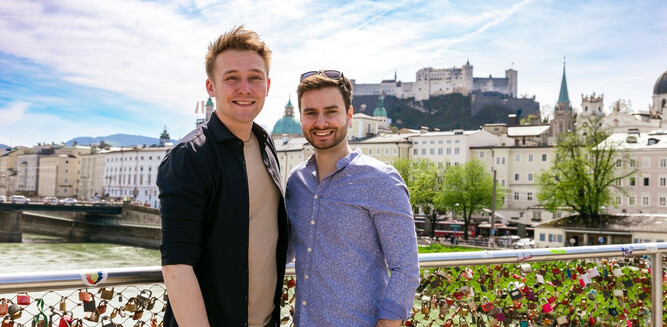 Couple at Marko-Feingold-Steg in Salzburg | © Gay Salzburg