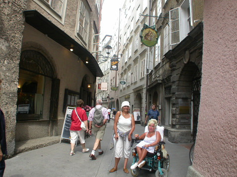 Explore the Salzburg oldtown with the wheel chair | © Stadt Salzburg