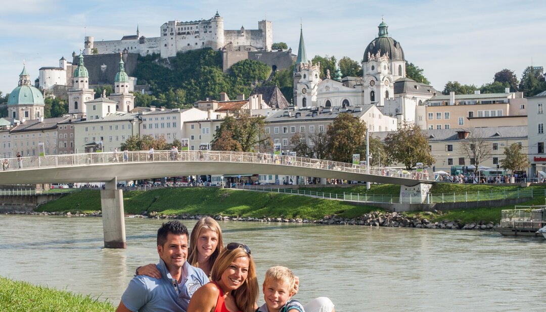 Family on the banks of the Salzach | © Tourismus Salzburg GmbH / Bryan Reinhart