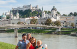 Family on the banks of the Salzach | © Tourismus Salzburg GmbH / Bryan Reinhart