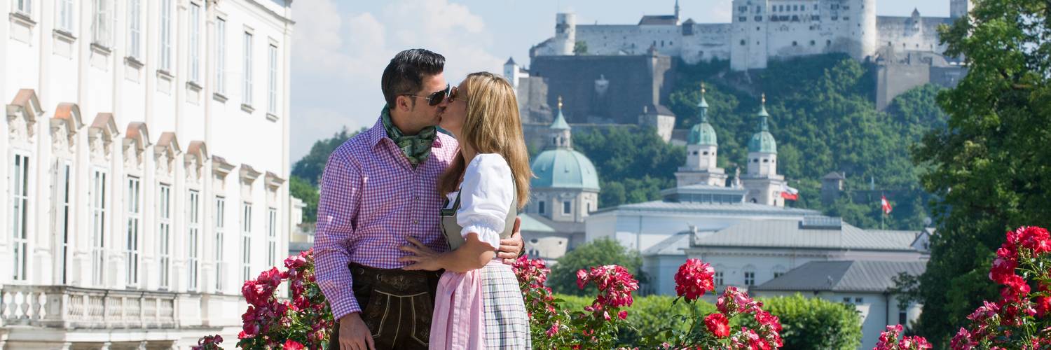 Trachtenpärchen im Mirabellgarten in Salzburg | © Tourismus Salzburg / Bryan Reinhart