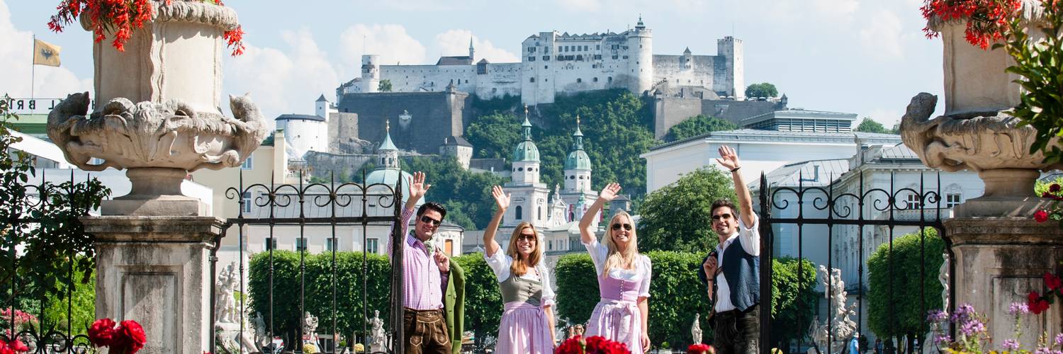 Trachtenpärchen im Mirabellgarten in Salzburg | © Tourismus Salzburg / Bryan Reinhart