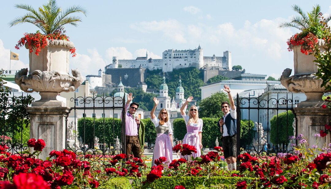 Trachtenpärchen im Mirabellgarten in Salzburg | © Tourismus Salzburg / Bryan Reinhart