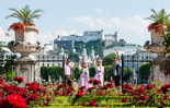 Trachtenpärchen im Mirabellgarten in Salzburg | © Tourismus Salzburg / Bryan Reinhart