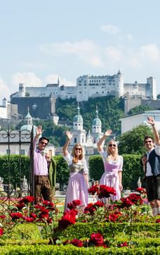 Couple with traditional costumes in the Mirabellgarden in Salzburg | © Tourismus Salzburg / Bryan Reinhart