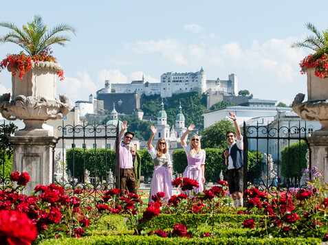 Couple with traditional costumes in the Mirabellgarden in Salzburg | © Tourismus Salzburg / Bryan Reinhart