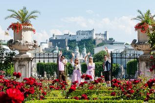 Couple with traditional costumes in the Mirabellgarden in Salzburg | © Tourismus Salzburg / Bryan Reinhart
