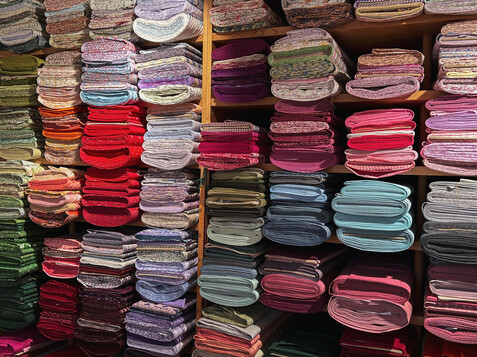 Choice of fabrics at Salzburger Heimatwerk | © Tourismus Salzburg / B. Brunauer