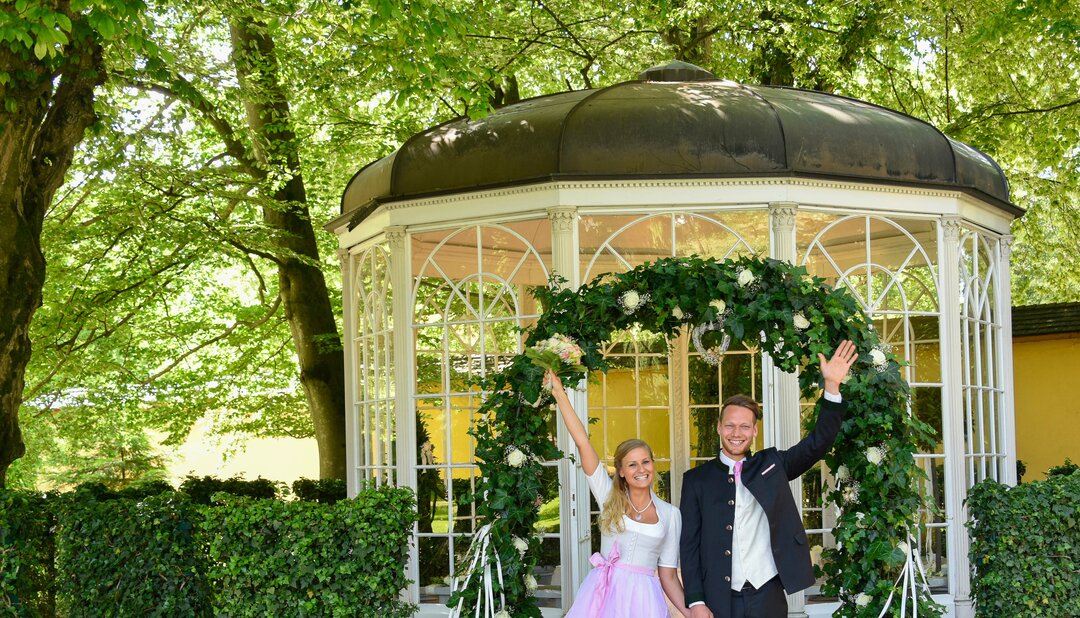 Wedding at The Sound of Music Pavillon in Hellbrunn | © scheinast.com