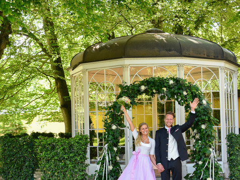 Wedding at The Sound of Music Pavillon in Hellbrunn | © scheinast.com