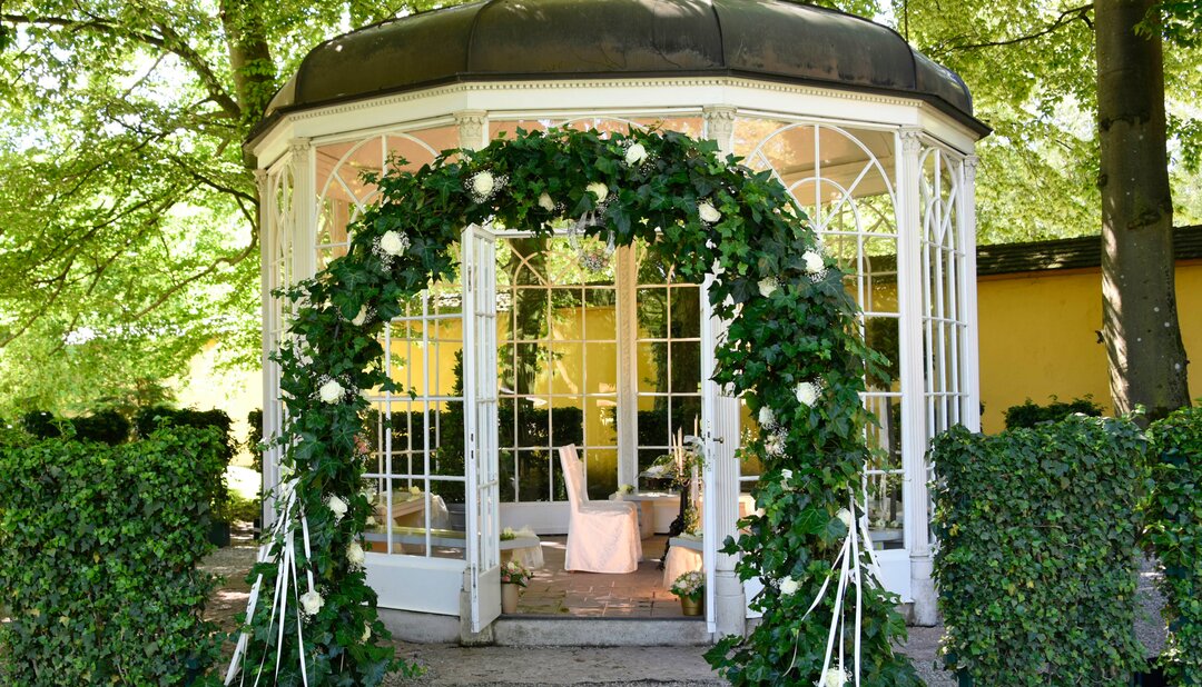 Wedding at The Sound of Music Pavillon in Hellbrunn, Salzburg | © scheinast.com