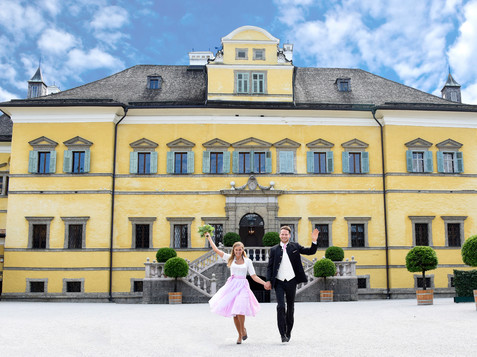 Wedding couple in the courtyard of Hellbrunn Palace | © scheinast.com