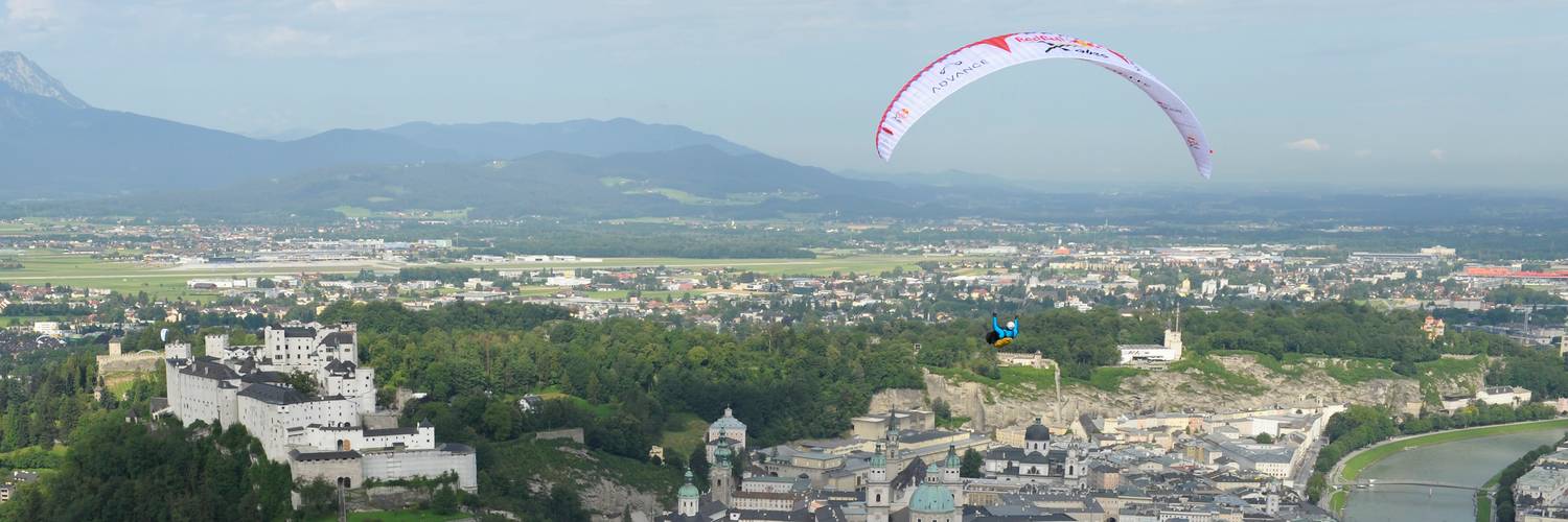 Paragliding above the oldtown of Salzburg with the fortress | © Felix Woelk/Red Bull Photofiles