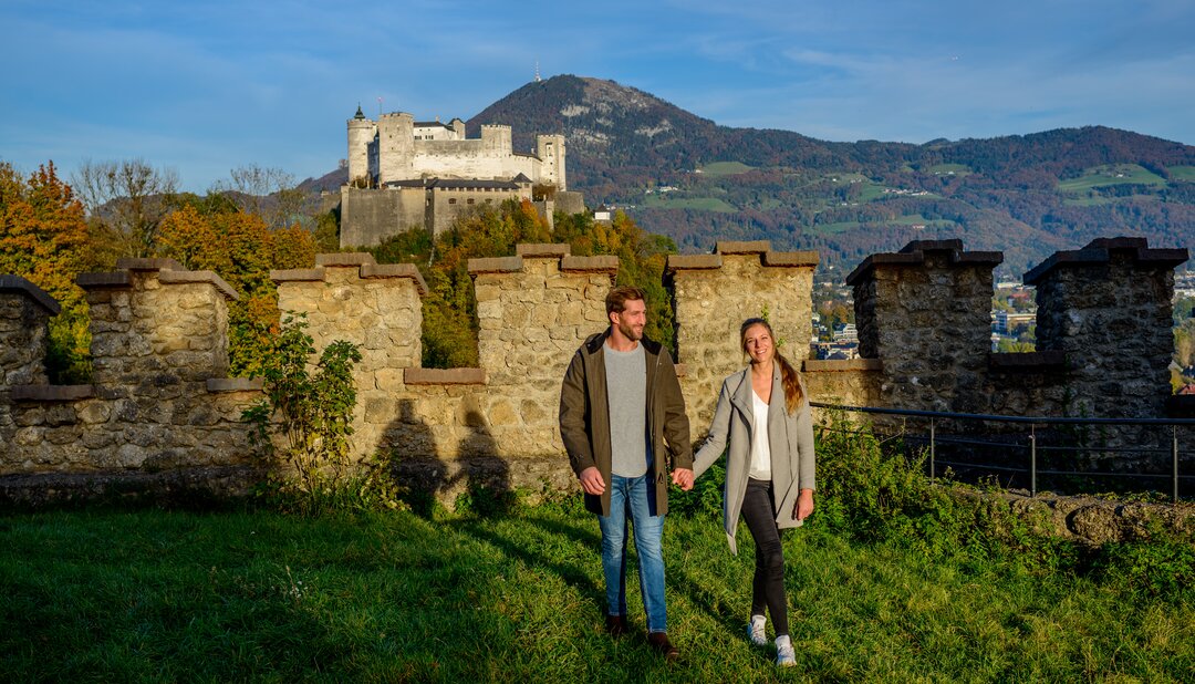 Couple at Richterhöhe in Salzburg in autumn | © Tourismus Salzburg GmbH / G. Breitegger