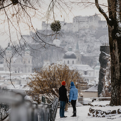 Couple walking in the city in winter at Mönchsberg in Salzburg | © Tourismus Salzburg GmbH